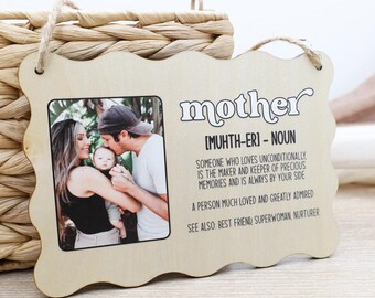 Op de afbeelding: Houten plaat met een familiefoto en het woord "mother" in een retro lettertype. De plaat heeft een golvende rand en een jute touw om op te hangen. Tekst op de plaat definieert "mother".