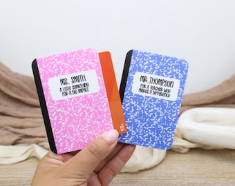 Op de afbeelding: Twee cadeaukaarten in de vorm van een notitieboekje. Eén is roze met de tekst "Ms. Smith, A Little Something for a Big Impact." De andere is blauw met "Mr. Thompson, For a Teacher Who Makes a Difference."