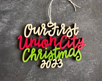 Choisissez votre année, votre phrase et vos couleurs ! | Notre/Ma première décoration de Noël Union City | Ornement de Noël | Cadeau de pendaison de crémaillère | Cadeau de Noël