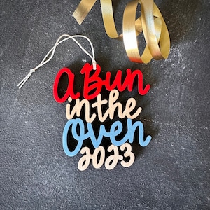 Wählen Sie Ihr Jahr, Satz und Farben! | Ein Brötchen im Ofen Ornament | Schwangerschaftansage | Weihnachtsgeschenk | Baby-Ankündigung