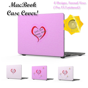 Puede incluir: Una funda rosa para MacBook con el texto "Girls Just Wanna Write Code!" dentro de un corazón rojo. La imagen también muestra otras tres fundas para portátiles con diseños similares. El texto "MacBook Case Cover!" está en la parte superior.
