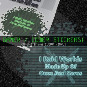 Può includere: Adesivo in vinile bianco e trasparente con la scritta "I Raid Worlds Made Up Of Ones And Zeros" in verde e bianco. L'adesivo è su un laptop, con le parole "GAMER / CODER STICKERS!" anch'esse visibili.