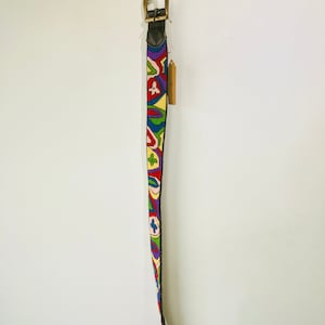 Cinturón de cuero con bordado de arcoíris vintage