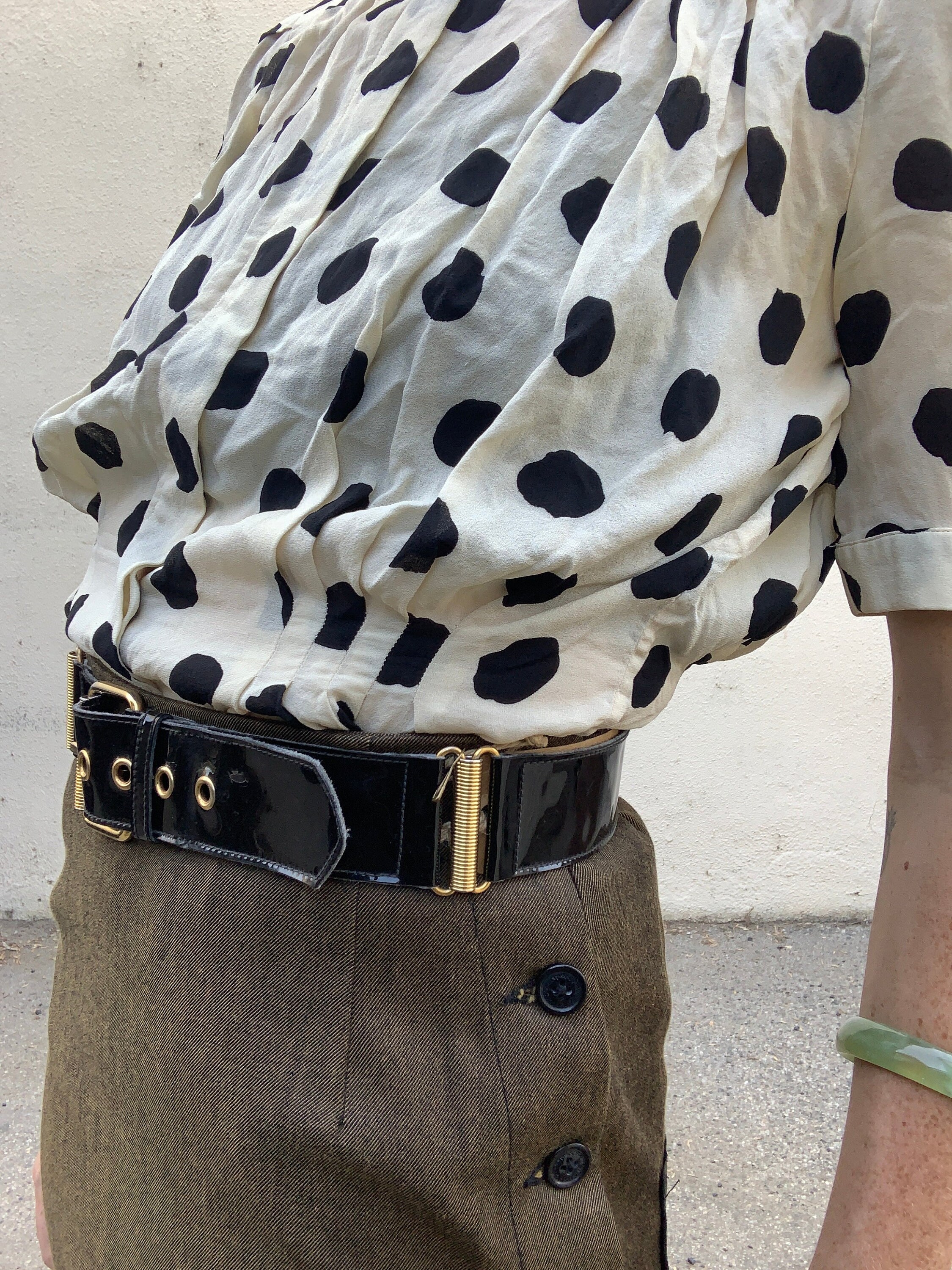 Yves saint laurent patent black Arpel cut out belt gently worn 100% authentic Saint Laurent Patent Leather Belt With Engraved Brass Buckle  main image 2