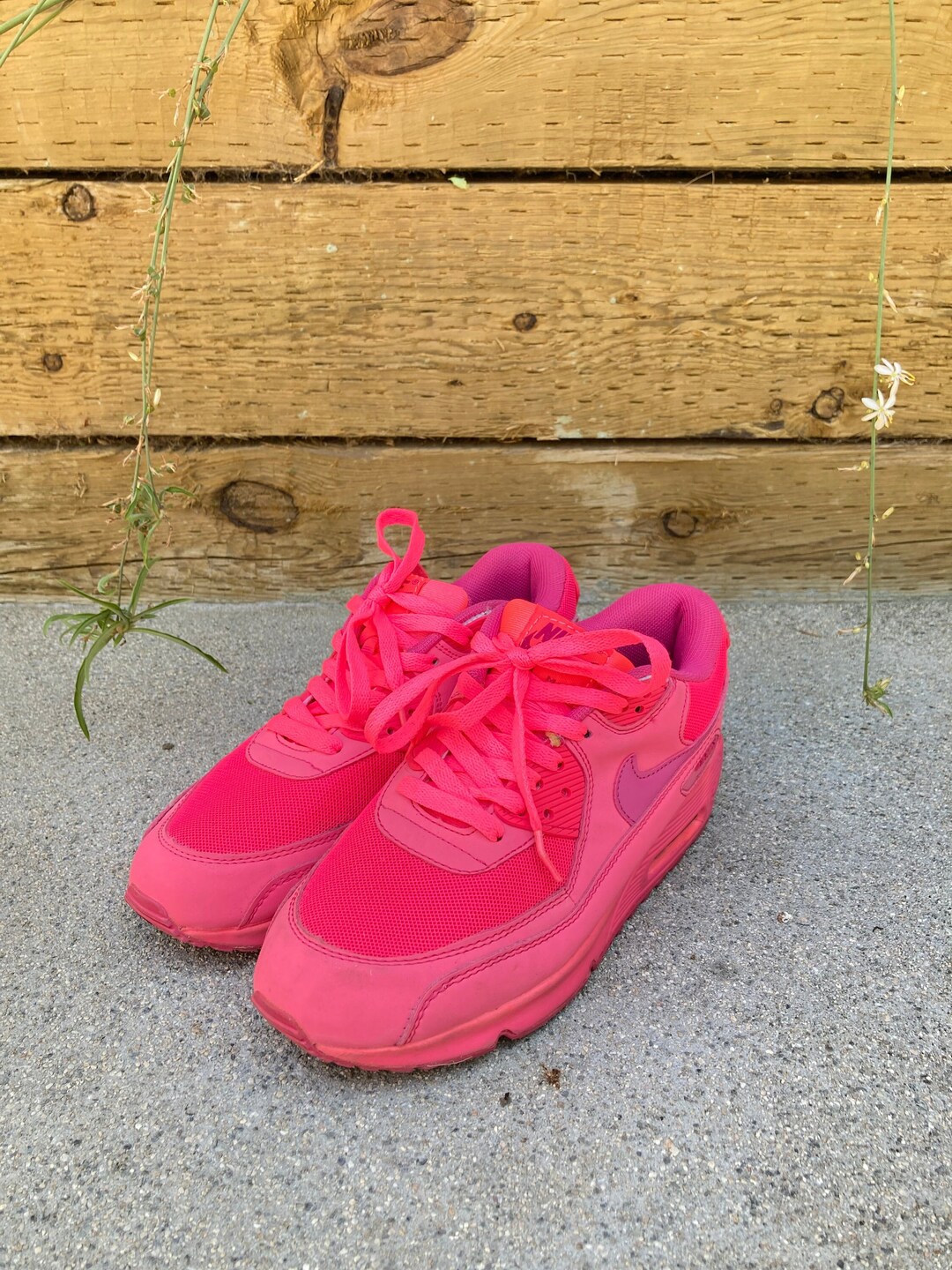 nike neon pink sneakers