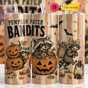 Peut inclure: Trois gobelets cylindriques avec pailles transparentes arborant un thème d'Halloween vintage. Le motif inclut des ratons laveurs, des citrouilles d'Halloween, des bonbons, des chauves-souris et un croissant de lune sur fond rayé. Texte PUMPKIN PATCH BANDITS.
