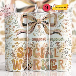 Può includere: Un bicchiere bianco con un design floreale e le parole "Social Worker" in grandi lettere decorative. Il bicchiere presenta un fiocco e le parole "advocate, support, empower". Il design include toni oro e pesca.
