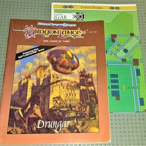 Könnte beinhalten: Ein Dungeons & Dragons Spielzubehör für "Schlösser" namens Dragonlance. Das Cover zeigt ein buntes Luftschiff, das über eine mittelalterliche Burg fliegt, die angegriffen wird. Der Text "Featuring New BATTLESYSTEM" rules ist sichtbar. Der Titel "Drungar" ist in großen Buchstaben am unteren Rand des Covers gedruckt.