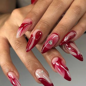 Atemberaubende rote und weiße Swirl Press On Nails mit Strassakzenten, Freestyle-Nägel, Benutzerdefinierte Fake Acrylnägel, lange Nägel, Sommernägel.