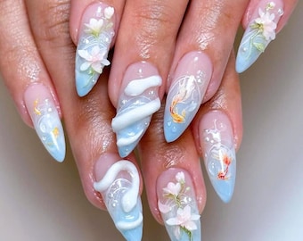 Juego de uñas largas y únicas con forma de almendra y peces koi, flores de loto, uñas postizas inspiradas en el arte de uñas asiático, arte de uñas abstracto, uñas de fantasía para fiestas