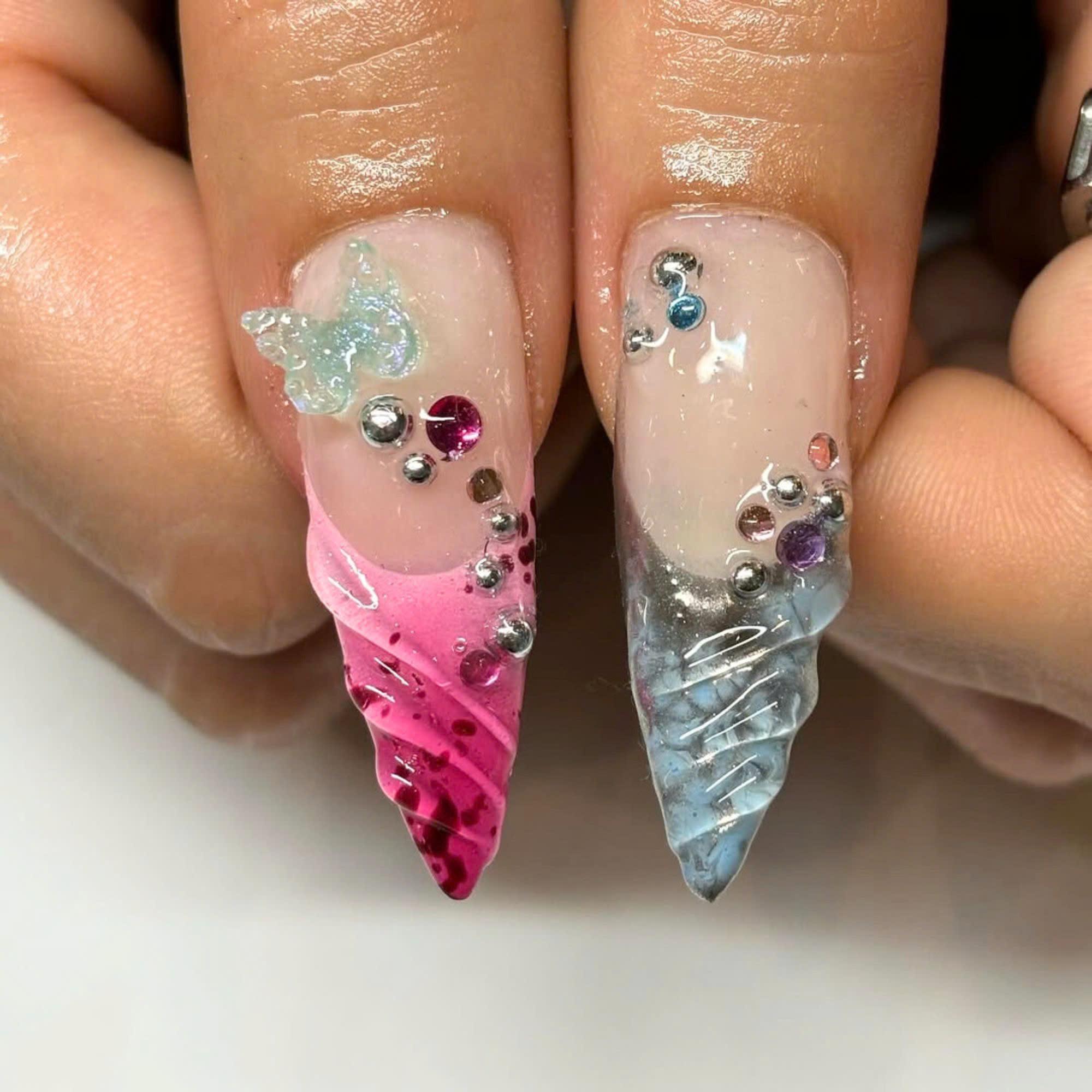夜明けの春のプレスオンネイル、新鮮な花、蝶、虎のプリントが施された