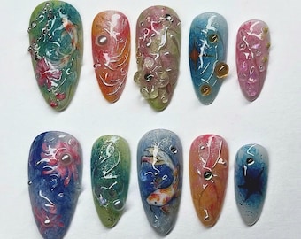 Uñas postizas abstractas inspiradas en un estanque de peces koi, arte de uñas asiático con peces koi, flor de loto, juego de uñas para fiesta de té, uñas de carnaval, diseños de uñas únicos