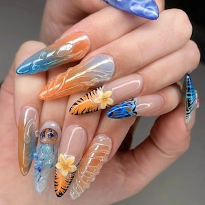 Unhas postiças estilo oceano de verão, conjunto de unhas longas e coloridas para férias tropicais, arte de unhas 3D de praia com flores e águas-vivas, unhas para férias de verão.