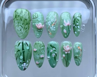 Uñas postizas inspiradas en el arte de uñas asiático, juego de uñas en almendras azules únicas con peces koi, flores de loto, arte de uñas abstracto, uñas de fantasía para fiesta