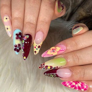Handgemachte Presse auf den Nägeln Buntes Blumen- und Strassdesign, langes Mandelnagelkunstset, Sommerparty wiederverwendbare falsche Nägel, Urlaubsnägel.