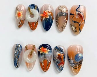 Uñas postizas con diseño de peces koi y flores de loto, juego de uñas con diseño de almendras vibrantes, arte de uñas asiático, uñas postizas hechas a mano con forma de pez, diseños de uñas únicos, regalo de verano