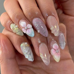 Dreamy Purple Nails Press On, Unhas de amêndoa com flor de cristal, Unhas postiças personalizadas, Unhas de Natal, Desenhos de unhas, Unhas exclusivas, Unhas de gel, Unhas 3D