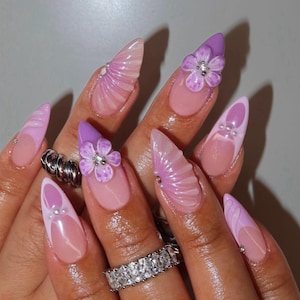 Estilo livre com flor roxa e pontas francesas 3D, unhas postiças longas amendoadas, unhas postiças de acrílico exclusivas feitas à mão, estilo Y2K, emo cromado, prensado.