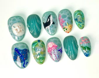 Uñas postizas bajo el océano, diseños de uñas inspirados en el océano con ballenas, tortugas, estrellas de mar, uñas de océano azul, uñas postizas personalizadas, uñas de verano.