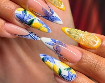 Uñas postizas 3D de limón y cítricos, diseño floral azul hecho a mano, set de uñas con frutas frescas de verano, uñas brillantes Y2K, uñas largas con stiletto y frutas.