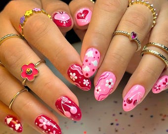 トレンディなバレンタイン プレスオン ネイル、ハート、花、赤とピンク