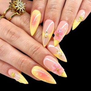 Uñas postizas con diseño de flores amarillas, set de uñas de verano con perlas y conchas marinas, uñas de gel hechas a mano con forma de estilete mediano.