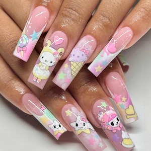 Uñas postizas de dibujos animados kawaii pintadas a mano, lindas uñas postizas en tonos pastel, arte de uñas inspirado en Sanrio, juego de uñas cuadradas largas reutilizables, uñas de dibujos animados.