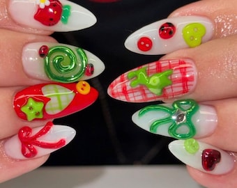 Malowane ręcznie zdobienia paznokci w stylu kawaii z zawieszkami 3D, biedronką i kotem w odcieniach czerwieni i zieleni, zabawne paznokcie, wyjątkowy zestaw do paznokci z motywami kreskówkowymi, paznokcie fantasy, prezenty.