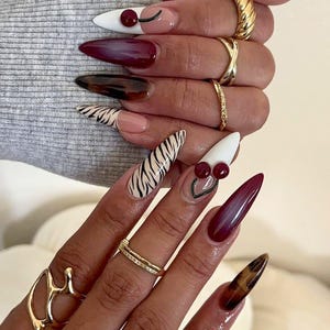 press on nails, fake nail, birthday nail, Gothic nail, Gold nail, elegant nail, unique nail, Stiletto nail, Long nail, freestyle nail, Virgin Mary Nail, Green nail, jewlery nail