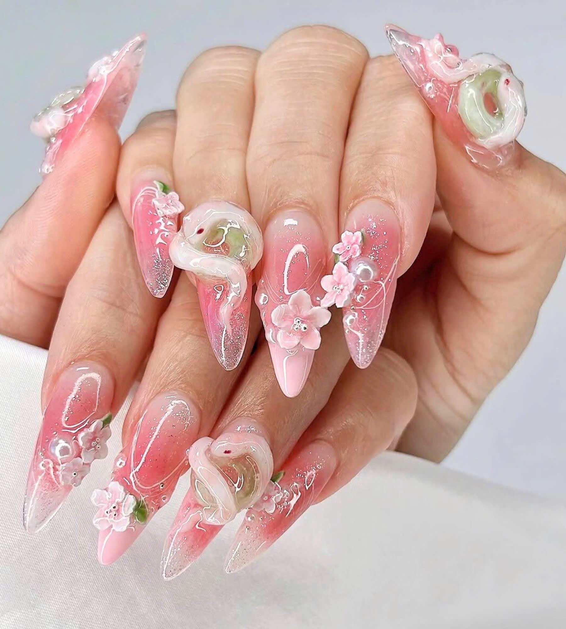 手描きのピンクの蓮のネイル、長いアーモンドのネイル、蛇、翡翠を使っ