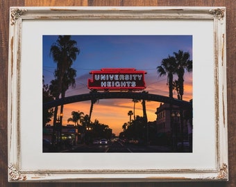 Letrero de neón de University Heights con estampado de puesta de sol - Arte de barrio de San Diego