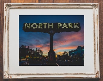 Foto del letrero de neón de North Park, San Diego, al atardecer – Impresión metálica