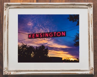 Letrero del barrio de Kensington, San Diego - Foto del letrero de neón de Kensington al atardecer - Decoración del hogar al atardecer en San Diego - Arte mural con fotos de Kensington
