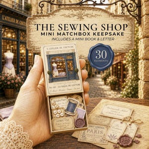 Puede incluir: Un recuerdo en caja de cerillas titulado The Sewing Shop que contiene 30 elementos, incluyendo un minilibro, una carta, etiquetas de papel, botones y una ilustración de un carrete. La caja muestra un gráfico de tienda azul.
