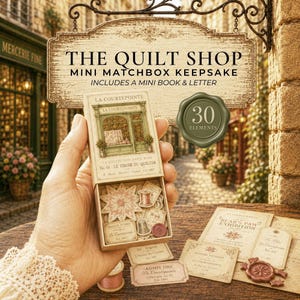 以下が含まれることがあります： 「The Quilt Shop」と題されたミニマッチ箱の記念品。キルトブロックの紙の切り抜き、糸巻き、指ぬきなど30個の要素が入っています。箱にはヴィンテージ風の店舗のイラストが描かれており、ミニブックと手紙も含まれています。