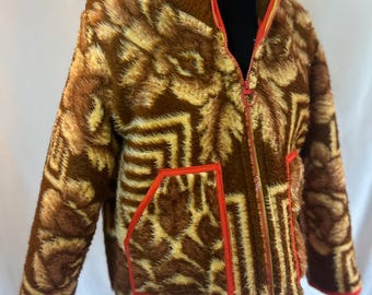 Abrigo de manta floral reciclado, chaqueta con cremallera hecha a mano, prenda de abrigo sostenible de cuello alto.