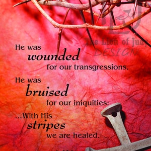 Puede incluir: Un fondo rojo con una corona de espinas y un clavo oxidado. El texto dice "Fue herido por nuestras transgresiones, fue molido por nuestras iniquidades: ...Por sus llagas fuimos sanados. Is 53:5"