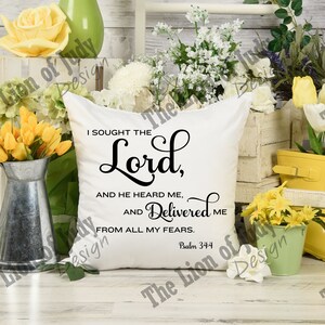 Puede incluir: Cojín blanco con texto negro que dice "Busqué al Señor, y él me oyó, y me libró de todos mis temores. Salmo 34:4"
