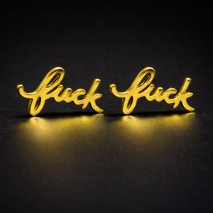 Schreibschrift Ficke Ohrstecker Paar: Zierliche feministische Schmuckstücke in Gold, Silber, Schwarz