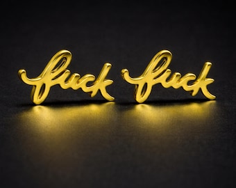 Pendientes de botón con la inscripción "Fuck" en cursiva (par): Joyería feminista delicada en oro, plata y negro.