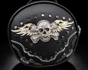 Bolso bandolera gótico con calavera, diamantes de imitación y detalles de tachuelas.