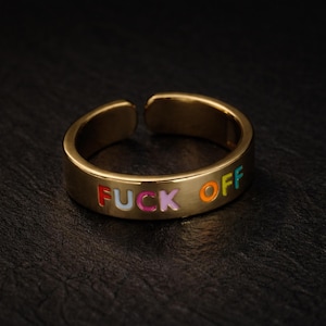Anillo colorido "Fuck Off", joya ajustable dorada con una palabra malsonante.