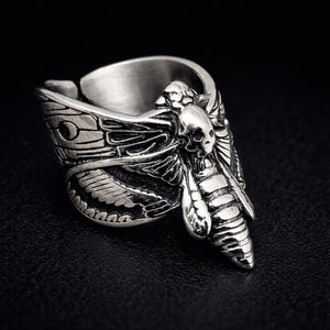 Anillo con calavera de polilla motera: accesorio gótico de acero inoxidable para motocicleta.