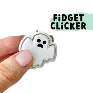 Puede incluir: Un clic de fidget en forma de fantasma blanco con ojos negros. El clic está hecho de un material suave y texturizado y tiene un pequeño bucle para sujetarlo a un llavero.