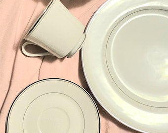 Vintage Very Beautiful Vintage Simplicity China {20} 6 pc place settings
