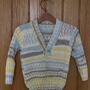 Hand gestrickter Pullover mit V-Ausschnitt