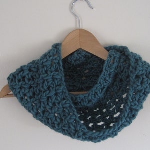 Capot infini crocheté à la main en vert