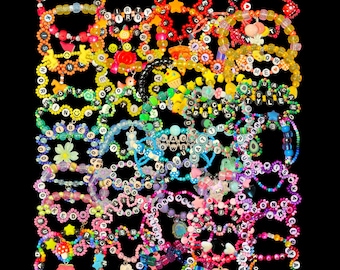 Puede incluir: Una colección de pulseras de cuentas coloridas dispuestas en una cuadrícula, con varias cuentas de plástico, cuentas de letras con texto y dijes que incluyen corazones, estrellas, hongos y animales en una variedad de patrones vibrantes.