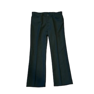Può includere: Pantaloni verde scuro con design a zampa d'elefante. I pantaloni hanno una chiusura con bottone e cerniera, insieme alle tasche. Il tessuto sembra essere un materiale robusto, adatto per abbigliamento casual o semi-formale.