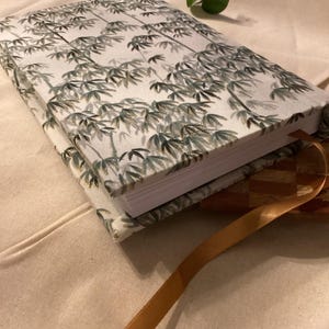 Carnet cartonné fait main avec des feuilles de bambou